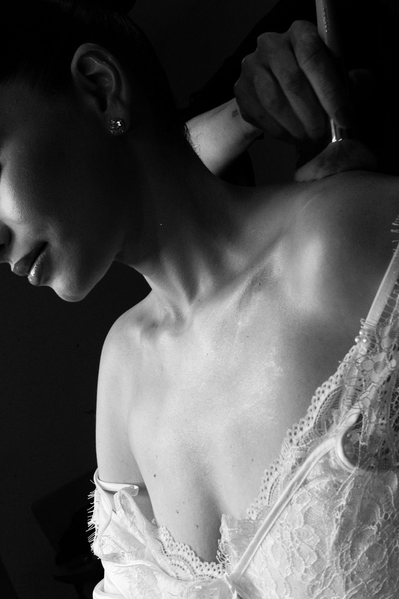 Detalhe do ombro e do vestido da noiva, em preto e branco