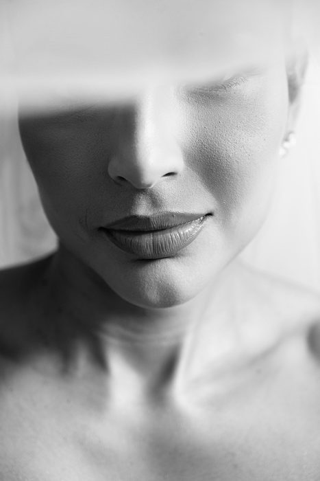 Retrato da noiva em preto e branco, de olhos fechados