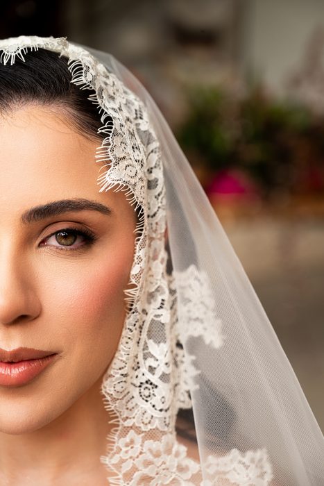 Noiva com véu de renda em close
